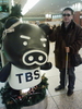 立位でTBSの黒豚と記念撮影